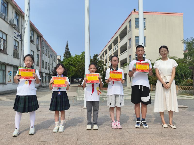 王宇蔚校长颁奖.JPG 王宇蔚校长颁奖.JPG