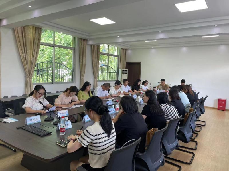 开会.jpg 开会.jpg