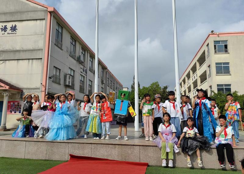 环保时装秀 (2).jpg 环保时装秀 (2).jpg