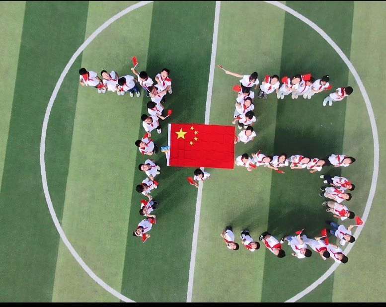 与国旗合影 (4).jpg 与国旗合影 (4).jpg