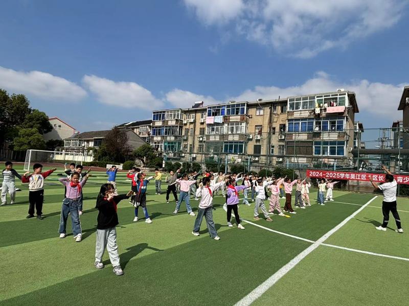 9.23赵君投掷.jpg 9.23赵君投掷.jpg