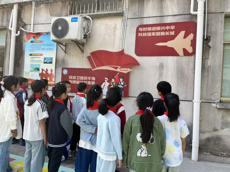 国防教育长廊2.jpg 国防教育长廊2.jpg